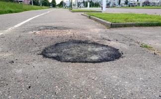 От сообщения в чат-боте до ремонта. В Витебске ликвидировали опасную яму по улице Воинов-Интернационалистов